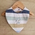 Bandana bordada a rayas con broche.