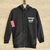 Campera negra  en algodón rustico con capucha y cierre. 