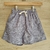 Shorts de baño con estampado tropical en tonos grises, con cintura elástica