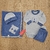 Conjunto para bebés color azul en algodón que incluye body, gorro, manta y pantalón, todos con diseño de oso.