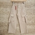 Pantalones cargo color beige , con bolsillos laterales y detalles de costura.