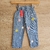 Pantalone de jean para bebés con flores de colores  y cintura elastizada.