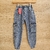 Pantalón cargo para niños en color azul desgastado, con bolsillos laterales y cintura elástica.