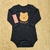 Body de bebé negro con estampado de oso y la frase "BEAR HUG".