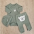 ajuar para bebé en color verde, incluye un body, ranita y gorro con diseño de oso.