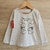 Remera gris de niña con estampado de conejitos 