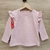 Remera  en plumeti de niña color rosa con volados en las mangas, 