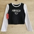 Remera de niña de manga larga con el texto "Hello!" en la parte frontal, en colores negro y blanco.
