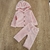 Conjunto de polar soft rosa para bebé, compuesto por campera con capucha y pantalones.