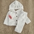 Conjunto de polar soft para bebés de color blanco, compuesto por campera con capucha y pantalones,con orejitas y botones de madera.