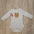 Body para bebés de color gris claro con estampado de oso y la frase "BEAR HUG".