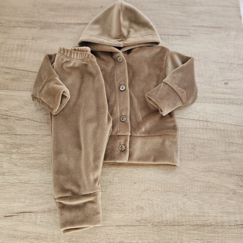 Conjunto de abrigo para bebés de color marrón claro, compuesto por una campera con capucha y pantalones.