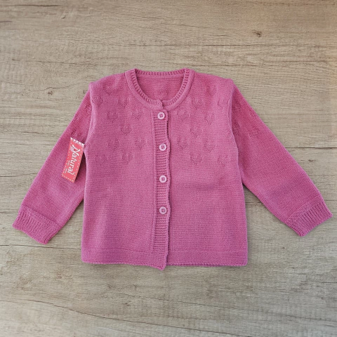 Saco rosa tejido para bebés con botones frontales y diseño de pequeños corazones en relieve