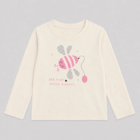 Remera infantil beige con diseño de abeja rosa y gris con texto decorativo