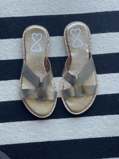 Sandalias cuero V platino - comprar online