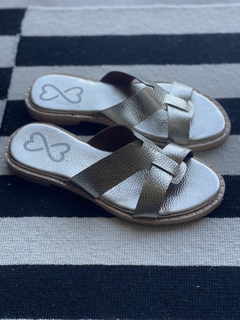 Sandalias cuero V platino en internet