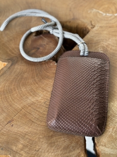 PHONE BAG de cuero chocolate en internet