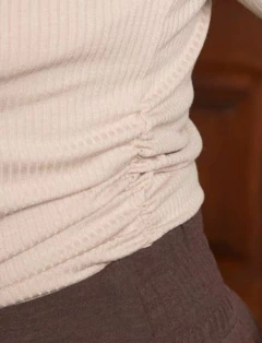 BLUSA CANELADA PREGAS - BEGE - loja online