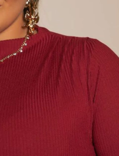 BLUSA CANELADA PREGAS - VINHO - D' VINA PLUS SIZE