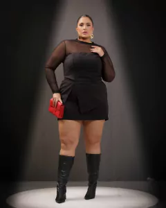 CONJUNTO (BLUSA ASSIMÉTRICA + SHORTS SAIA) SOFIA - PRETO - D' VINA PLUS SIZE