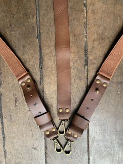 Suspensório em elástico e couro - comprar online