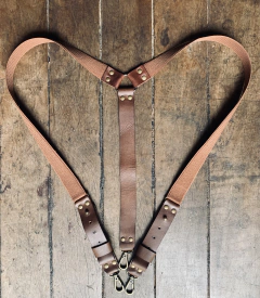 Suspensório em elástico e couro