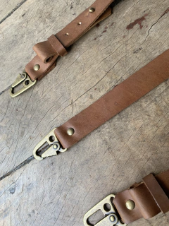 Suspensório em jeans e couro na internet