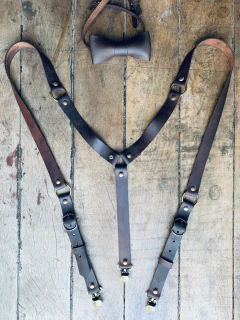 Kit suspensório e gravata em couro.