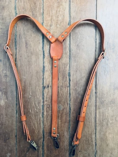 Suspensório em couro soleta