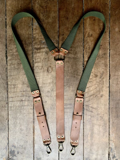 Suspensório em elástico e couro