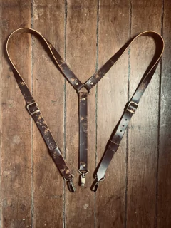 Suspensório sintético