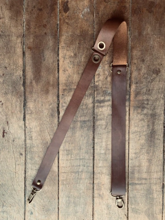 Tira em couro com mosquetões