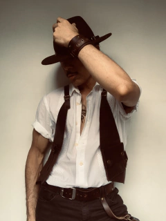 Colete em couro na internet