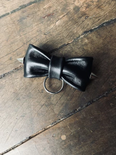 Gravata em couro com spikes e argola