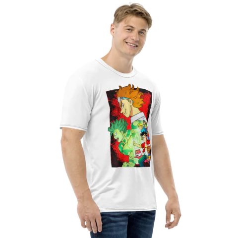 Homem sorridente vestindo uma camiseta branca com estampa colorida de personagens de mangás brasileiros.