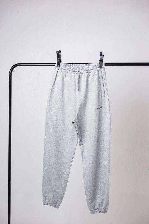 Jogging Gris Reminder. - comprar online