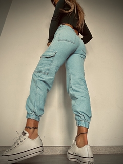 JOGGER MIA CARGO CELESTE - comprar online