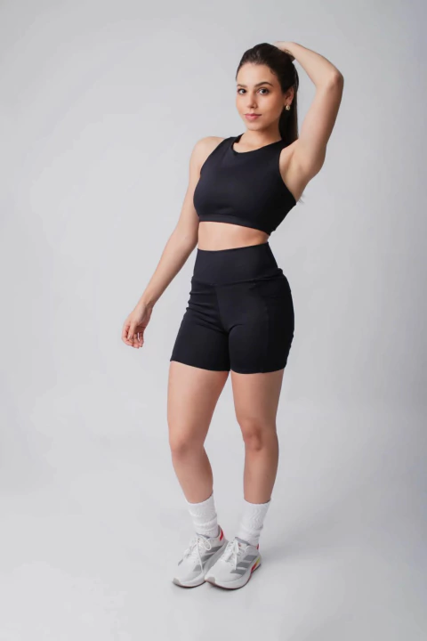 Bermuda Feminina Básica Com Bolso Preta - comprar online