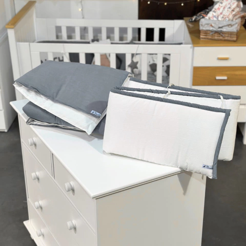 Set Acolchado gris reves manteca y chichonera manteca borde gris tusor - comprar online