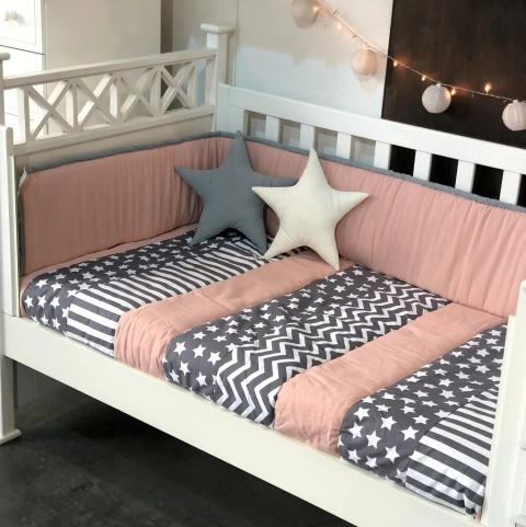 Set Acolchado franjas rosa y chichonera rosa borde gris - comprar online