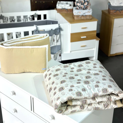 Set Acolchado Arcoiris y chichonera arena borde manteca - comprar online