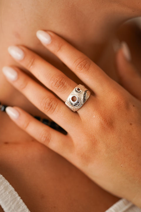 Anillo con piedras negras y calados - comprar online
