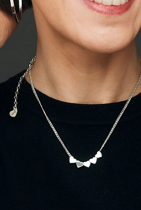 Collar con corazones macizos pasantes