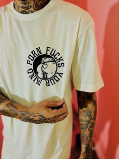 Camiseta "Porn Fvcks Your Mind" na internet