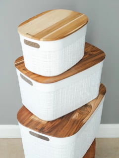 CAJA OVALADA DE SIMIL YUTE MEDIANA DE PLASTICO BLANCO CON TAPA DE MADERA TECA - tienda online