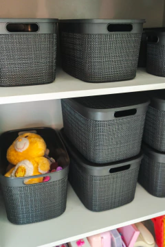 CAJA OVALADA DE SIMIL YUTE GRANDE DE PLASTICO NEGRO CON TAPA en internet