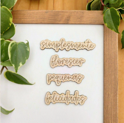 Aplique Madeirinha - Coleção Florescer - Títulos - Estação do Scrap