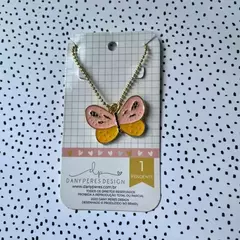 Pin em Metal Borboleta com Correntinha - Dany Peres - Coleção B.F.F