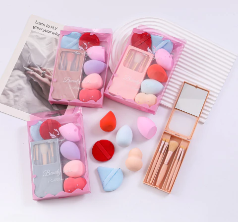 Kit de brochas con estuche + esponja para difuminar y polvos