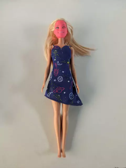 boneca barbie rosto rosa e vestido